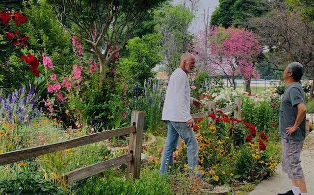 Dave持續打造了八年的英式花園，驚艷鄰居。（記者楊青╱攝影）