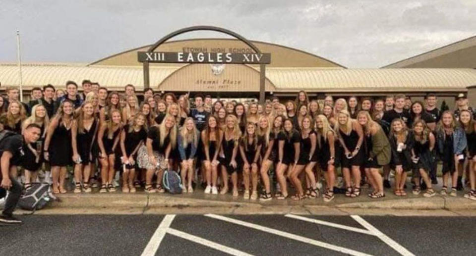 Senior students at Etowah High School pose for a photo.