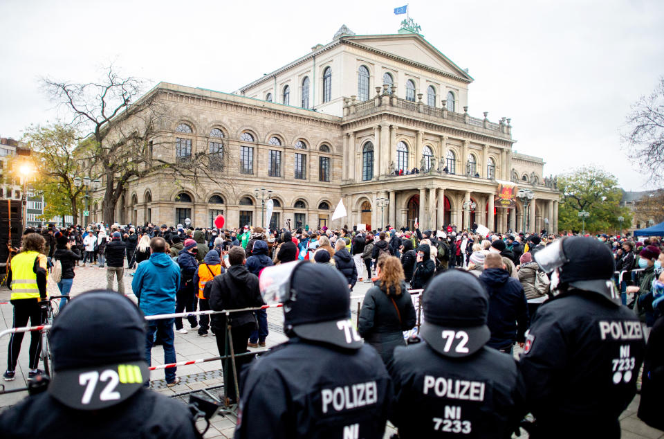 Polizisten sichern eine Demonstration der Initiative "Querdenken" gegen die Corona-Maßnahmen auf dem Opernplatz in Hannover (Symbolbild: Hauke-Christian Dittrich/dpa)