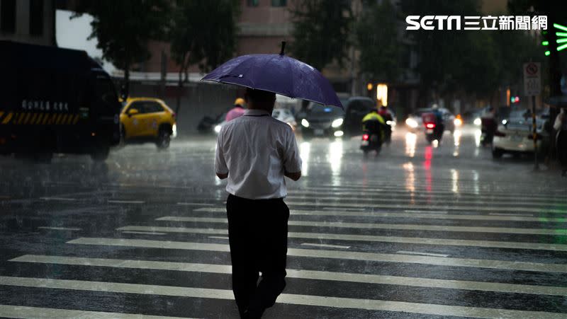 週六至週日元宵上午鋒面前鬆散雲系移入，中部以北、東半部轉有局部短暫雨。（圖／記者陳弋攝影）