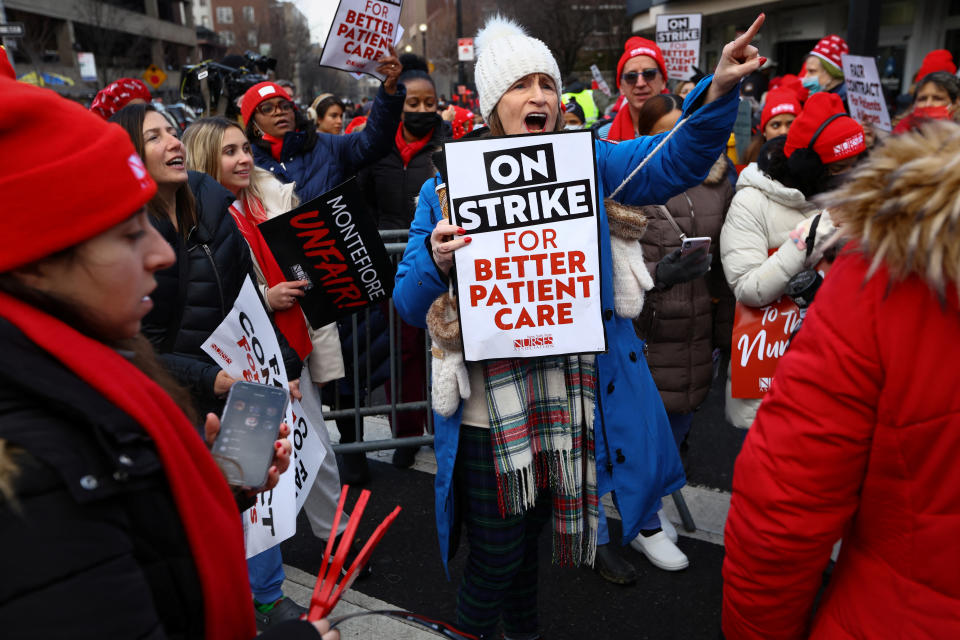 Enfermeras sindicales de la Asociación de Enfermeras del Estado de Nueva York (NYSNA) cantan eslóganes en la línea de piquete fuera del Hospital Montefiore en el distrito del Bronx de la ciudad de Nueva York, Nueva York, EE. UU., 9 de enero de 2023. REUTERS/Mike Segar