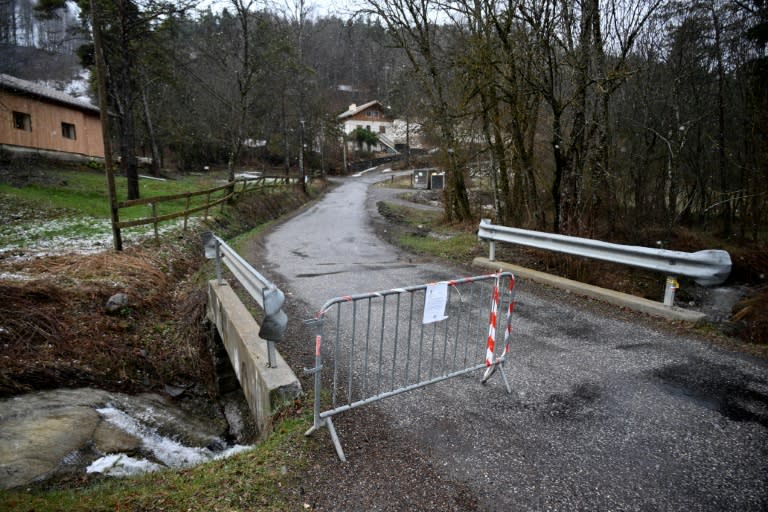 Un accès au village du Haut-Vernet dans les Alpes-de-Haute-Provence, où Emile, 2 ans, a disparu alors qu'il séjournait chez ses grands-parents (CHRISTOPHE SIMON)