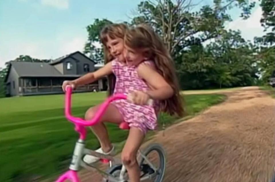 Abby and Brittany Hensel as children (TLC)