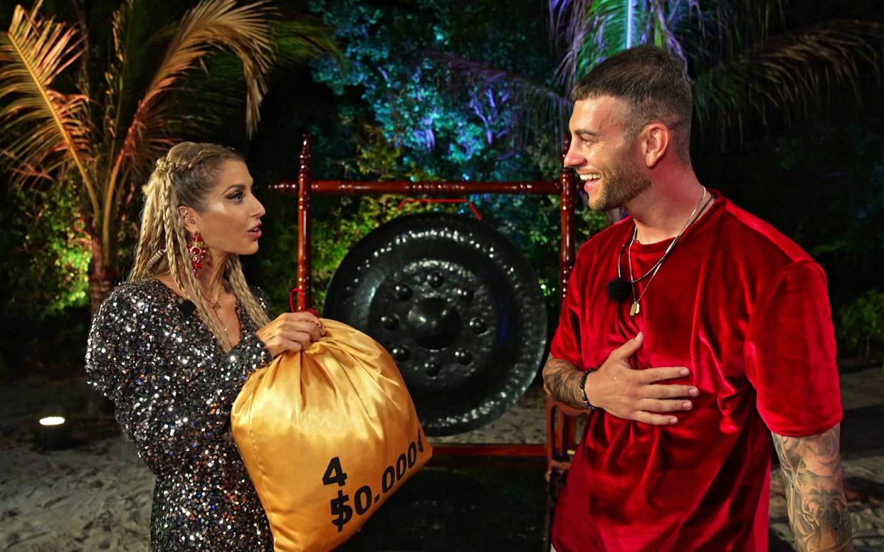 "Ich fass es nicht!" Serkan Yavuz, der Gewinner von "Kampf der Realitystars" (RTLZWEI) erhält von Moderatorin Cahthy Hummels seinen Geldbeutel mit 40.000 Euro Siegprämie. (Bild: RTLZWEI)