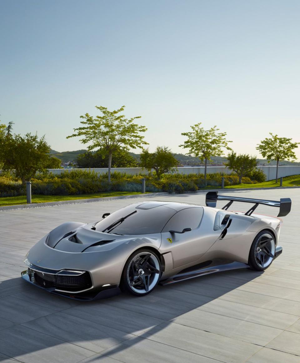 極具未來感的KC23是一台基於488 GT3 Evo 2020賽車底盤打造的Ferrari One-Off最新車型，其獨特的車身設計與空氣力學套件，完美呈現出兩種不同的性格與氣質：賽道馳騁時盡顯動感與侵略性，靜態展示時則展現出Ferrari的純粹美感。