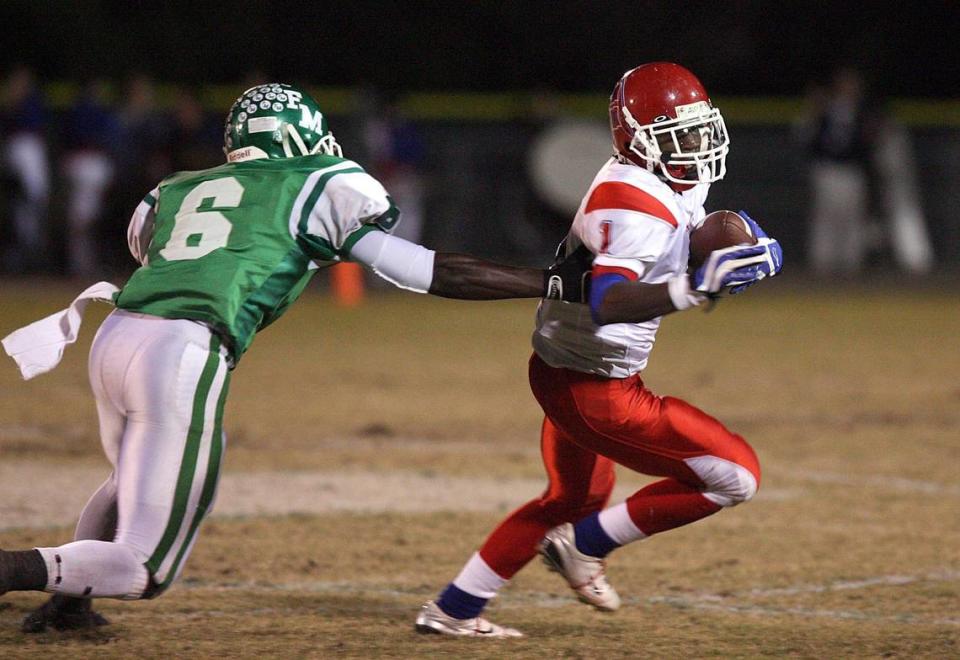 Manatee’s Ace Sanders goes downfield at Ft. Myers in 2007.