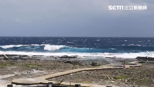 因受到東北風及颱風外圍環流影響，東部沿海地區有發生高浪的機率，請民眾多加注意。（圖／記者王浩原提供）