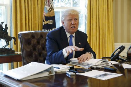 El presidente de Estados Unidos, Donald Trump, durante una entrevista con Reuters en la oficina Oval de la Casa Blanca en Washington, EEUU, 23 de febrero de 2017. REUTERS/Jonathan Ernst