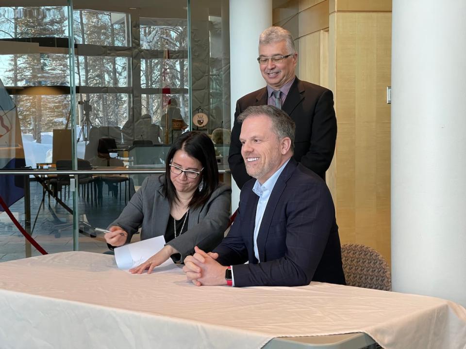 Canada’s Minister of Health Mark Holland, along with N.W.T. Minister of Health and Social Services Lesa Semmler sign the ‘Working together’ and ‘Aging with Dignity’ agreements.