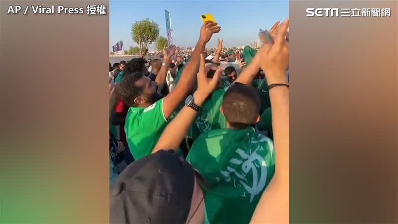 沙烏地阿拉伯最終以2：1險勝阿根廷，沙國球迷興奮慶祝。（圖／AP / Viral Press 授權）