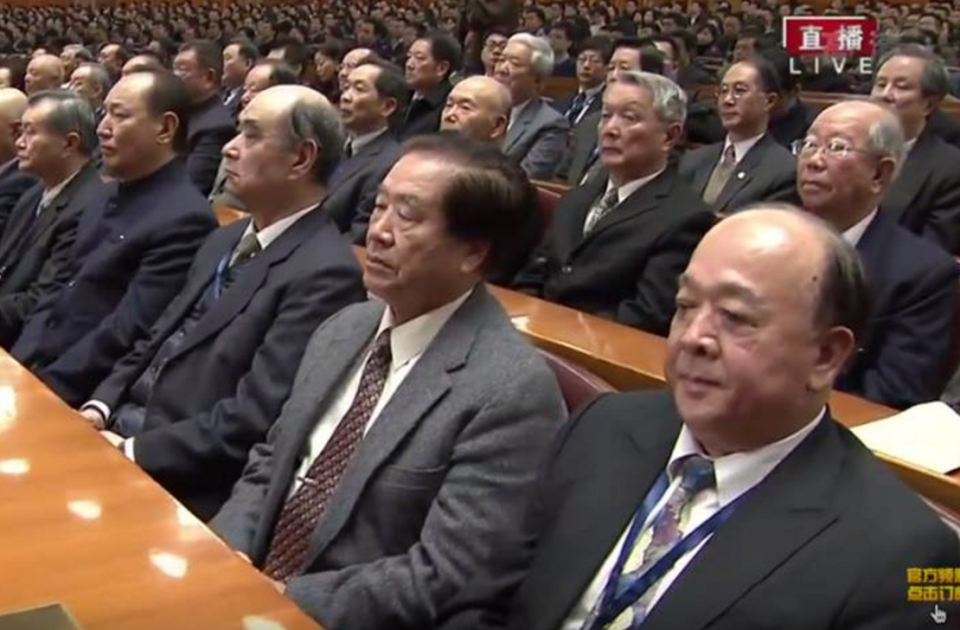 吳斯懷（右一）在中共紀念孫中山誕辰週年大會上，正襟危坐專注聆聽中共總書記習近平的演說。   圖：翻攝自Youtube