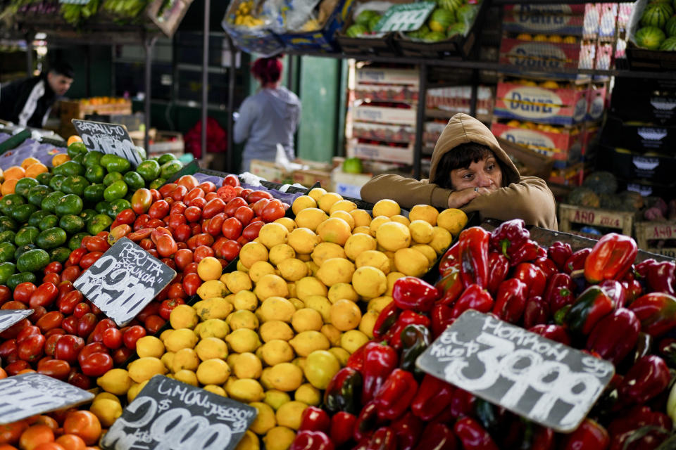 Un vendedor espera a los clientes en el mercado central de frutas y verduras en Buenos Aires, Argentina, el viernes 10 de mayo de 2024. (AP Foto/Natacha Pisarenko)