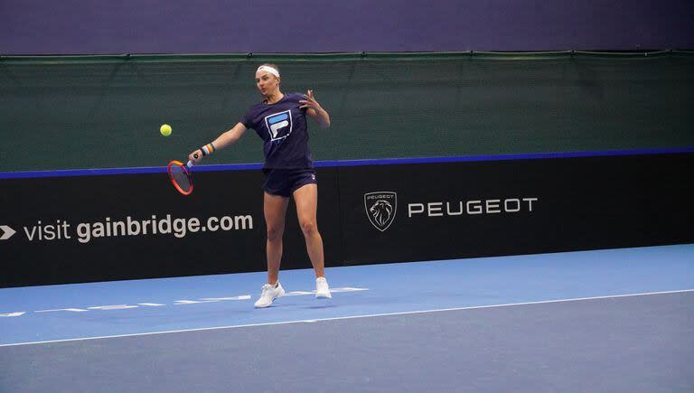 Nadia Podoroska entrenándose en el court de Bratislava