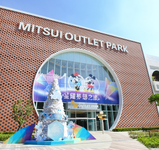 MITSUI OUTLET PARK台南店8米雪白聖誕樹。圖片來源：MITSUI OUTLET PARK提供