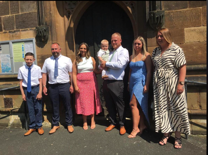 Joshua con su familia, quienes crearon una página de recaudación de fondos para apoyar a sus padres durante su duelo.  (David Smith/JustGiving)