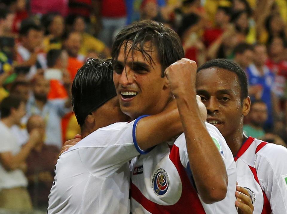 Costa Rica's Bryan Ruiz (C) celebrates with his teammates after scoring a goal against Greece during their 2014 World Cup round of 16 game at the Pernambuco arena in Recife June 29, 2014. REUTERS/Yves Herman