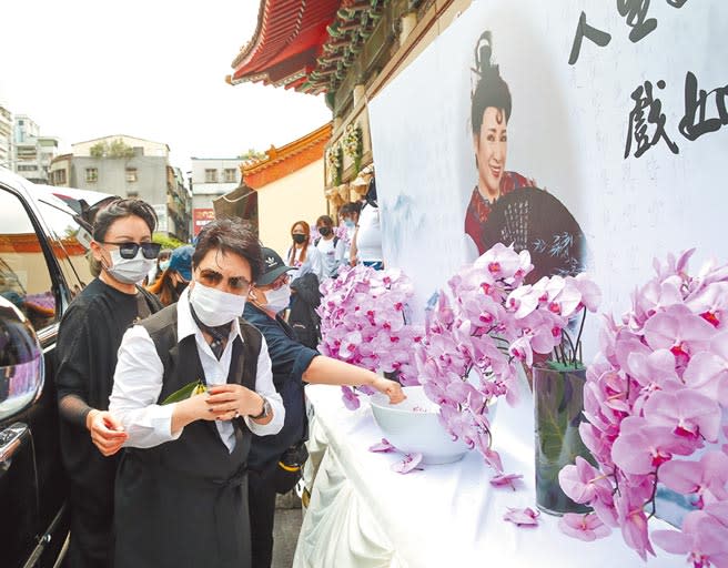 楊麗花（右）在陳亞蘭陪同下離開告別式場地，一旁的蝴蝶蘭花台都是她對老友的心意與巧思。（盧禕祺攝）