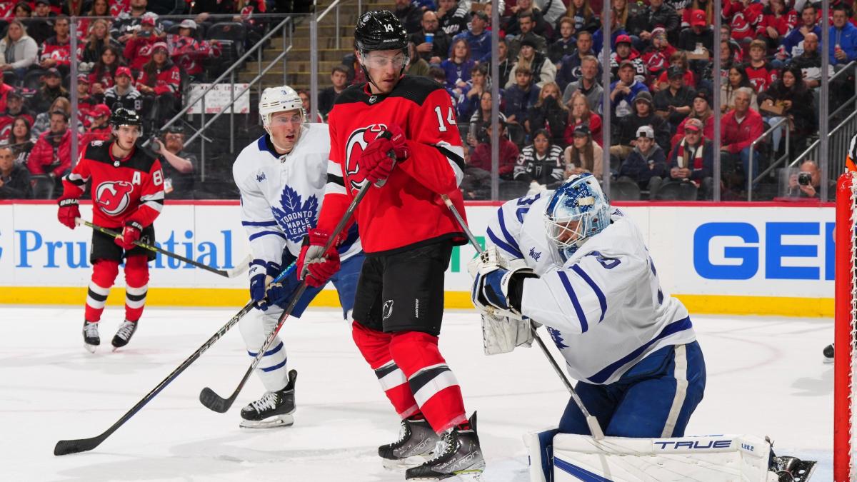 Devils' 13-game win streak halted in 2-1 loss to Maple Leafs