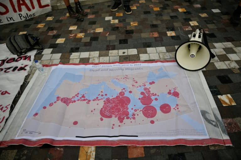 Un mapa con los naufragios mortales de migrantes en el mar Mediterráneo, fotografiado sobre el suelo durante una manifestación en apoyo de las víctimas de un hundimiento en la costa de Pilos, en Grecia, el 28 de junio de 2023 (Louisa Gouliamaki)