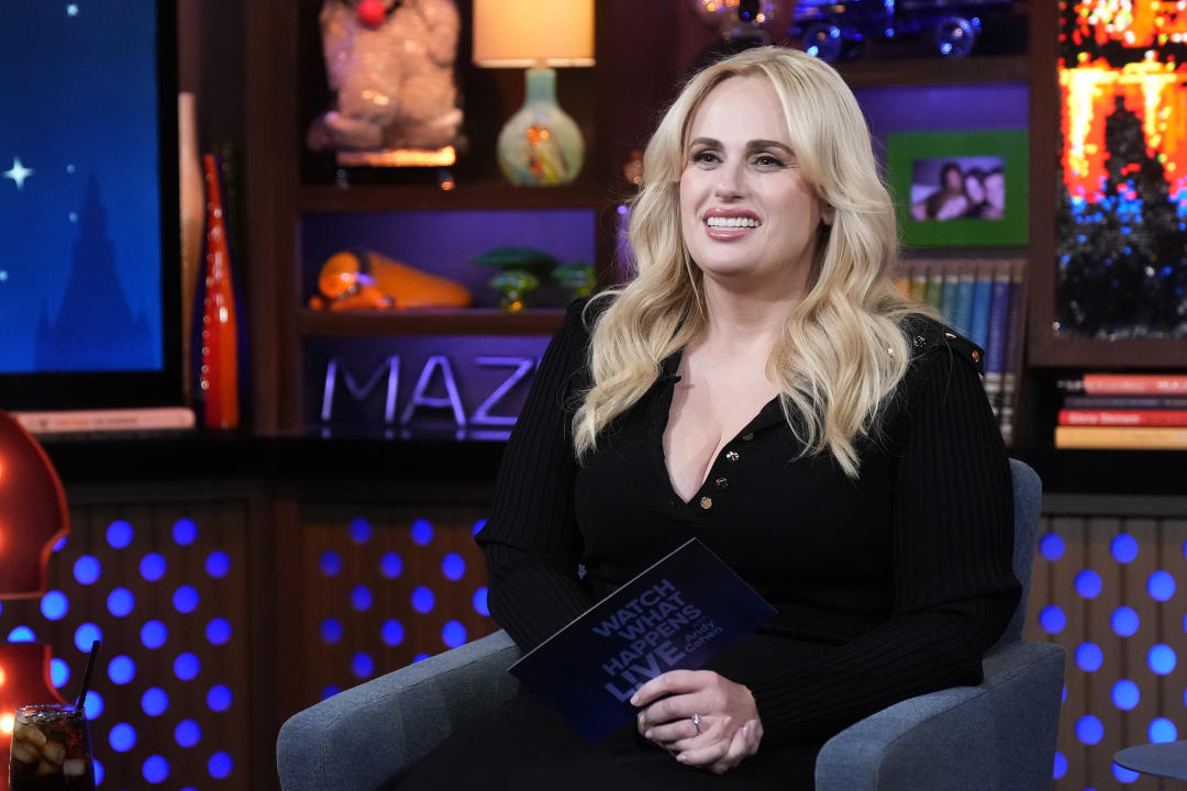 Rebel Wilson in a black top on US TV.