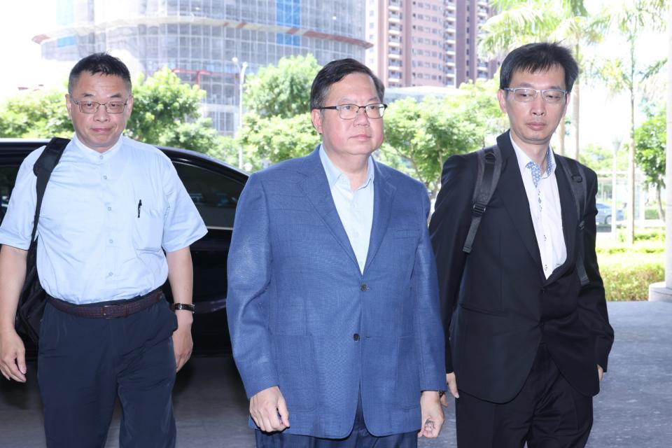 前海基會董事長鄭文燦疑涉貪收賄一案，今（7/9）再開羈押庭，他在律師鄧翊鴻（右）、律師游琦俊（左）陪同下步入桃園地院。廖瑞祥攝