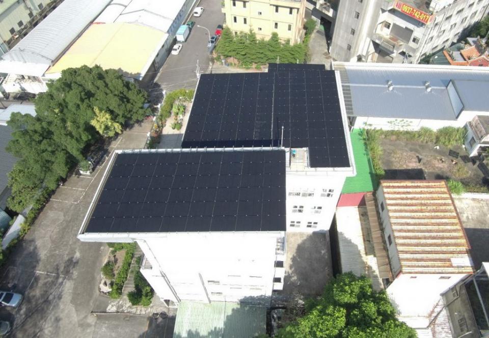 新北市府一一一年推動設置太陽光電發電系統實施計畫起跑，歡迎市民踴躍申請，一起加入屋頂種綠電的行列。　（新北市府經發局提供）