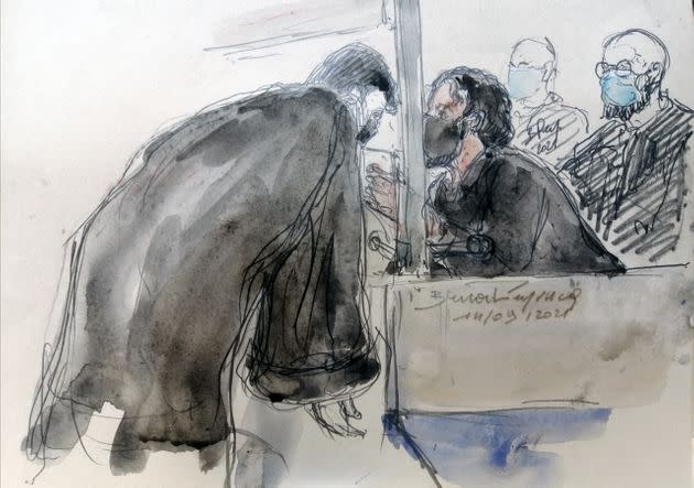 Jugé pour son rôle dans les attentats perpétrés le 13 novembre 2015 à Paris et Saint-Denis, Salah Abdeslam a vu la perpétuité incompressible être requise contre lui. Une condamnation rarissime en France, encore jamais prononcée pour des faits de terrorisme (dessin d'audience réalisé en septembre 2021, lors des premiers jours du procès). (Photo: Benoît Peyrucq / AFP)