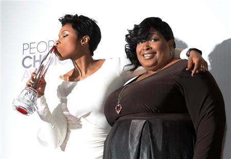 Singer/actress Jennifer Hudson poses with her sister, Julia Simpson and her Humanitarian award at the 2014 People's Choice Awards in Los Angeles, California January 8, 2014. REUTERS/Kevork Djansezian