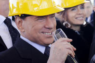 … Italiens Ex-Premier Silvio Berlusconi ist statt „Prost“ wohl eher „Stößchen“ angebracht: Selbst auf dem Bau schlürft der 76-Jährige gern mal ein Gläschen Prosecco. Wenn Berlusconi nicht blubbert, … (Bild: