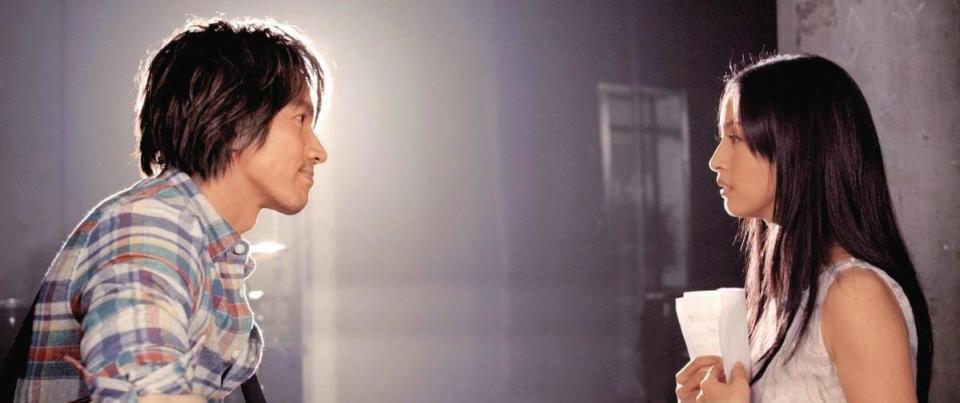 言承旭（左）和林依晨（右）2012年曾為五月天演唱會串場電影擔任男女主角。（翻攝自相信音樂微博）
