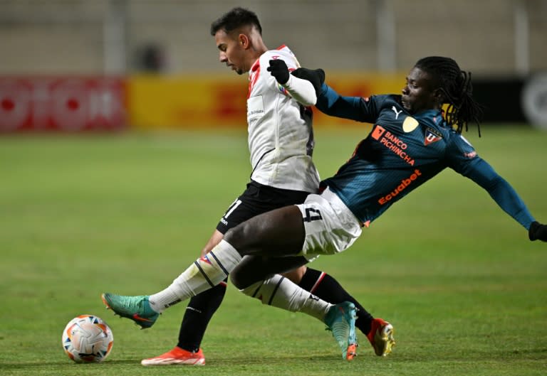 El defensa de Liga de Quito Ricardo Ade (drcha.) y el centrocampista de Always Ready Robson Matheus, en acción en un partido de los playoffs de la Copa Sudamericana, en el Alto, Bolivia, el 25 de julio de 2024 (Aizar Raldes)