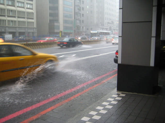 受颱風哈格比影響，台北市、新北市及桃園市有局部大雨或豪雨出現，其他西半部地區則有局部性大雨。(photo by資料照片)