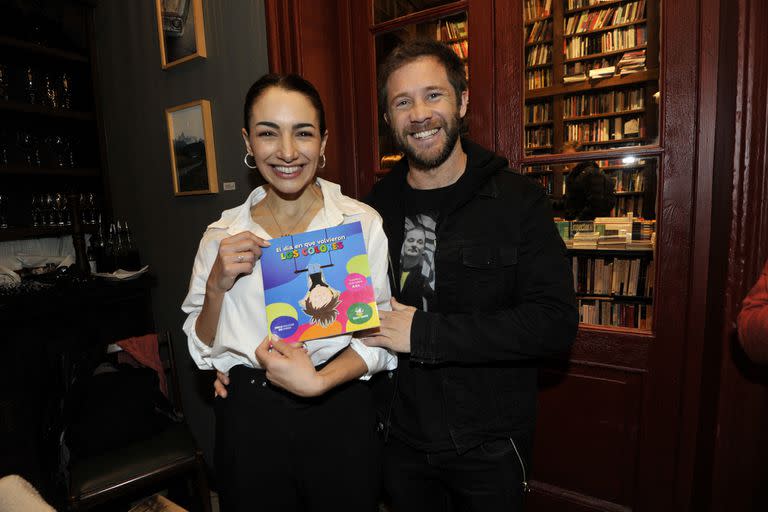 Thelma Fardin y Nico Riera muy sonrientes en el lanzamiento de El día que volvieron los colores, un libro que habla del abuso sexual infantil 