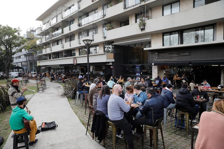 En el corredor gastronómico de Donado y Holmberg, DoHo, los vecinos de todas las edades aprovechan para disfrutar de la gastronomía al aire libre