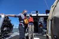 Las investigadoras Melinda Baerwald (izquierda) y Andrea Schreier (centro) se sitúan en la popa de un buque de investigación en el río San Joaquín, frente a Antioch, California, Estados Unidos