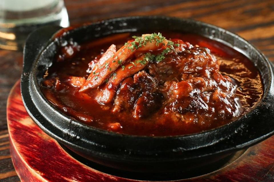 「紅酒佐蘑菇茄汁漢堡肉」的肉香湯濃，帶點煙燻味的醬汁十分下飯。（330元／份）