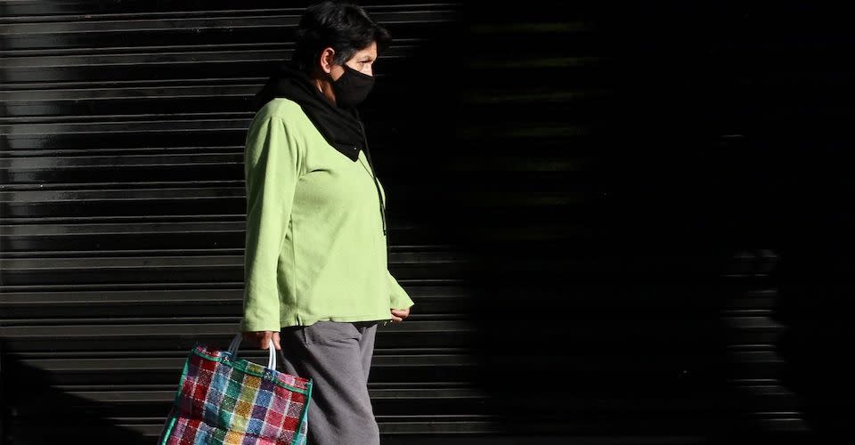 Una mujer camina por las calles de la alcaldía Magdalena Contreras.