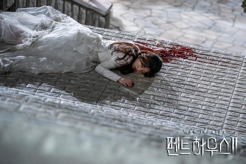 《Penthouse上流戰爭》中金賢秀飾演的羅娜摔下階梯還遭人刺腦部，傷勢慘重。（翻攝自官網）