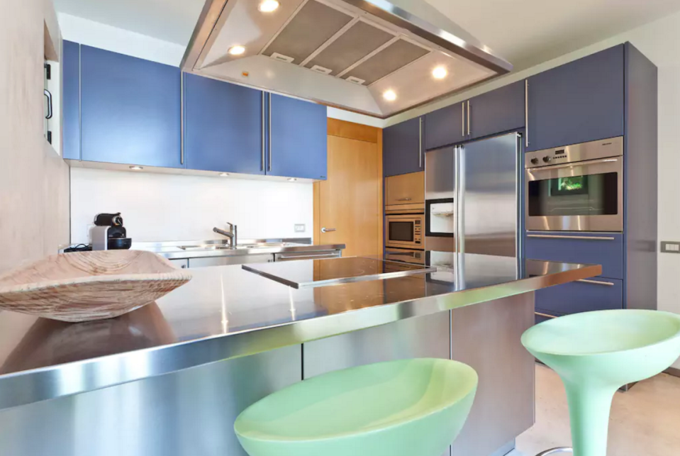 <p>Here’s the fully stocked and modern kitchen. (Airbnb) </p>