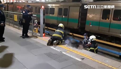高捷世運站發生落軌死亡意外。（圖／翻攝畫面）