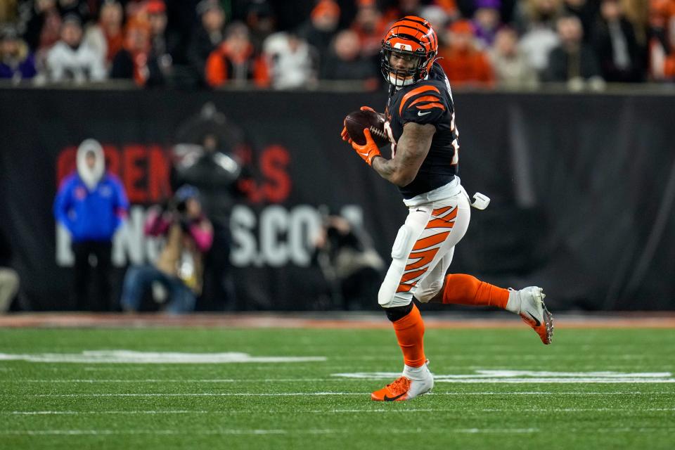 Cincinnati Bengals running back Joe Mixon (28) catches a pass in the first quarter during an NFL wild-card playoff football game between the Baltimore Ravens and the Cincinnati Bengals, Sunday, Jan. 15, 2023, at Paycor Stadium in Cincinnati.The Ravens led 10-9 at halftime.