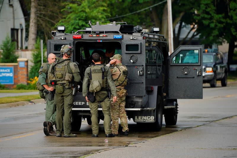 FOTO DE ARCHIVO. La policía investiga cerca de la casa de la madre del hombre detenido tras un tiroteo masivo en un desfile del 4 de julio en el suburbio de Chicago de Highland Park, Illinois, Estados Unidos