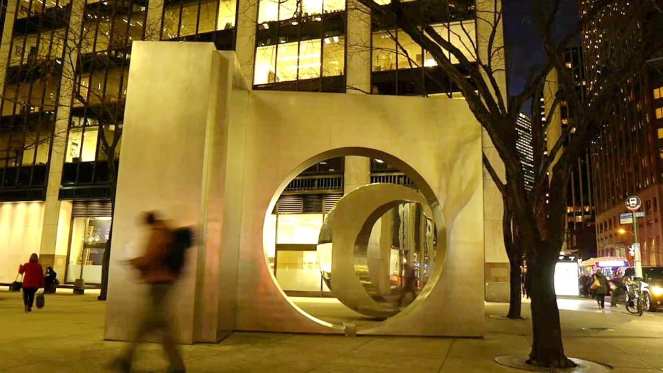 哈利艾宏驚覺家鄉紐約「東西門」（1973）雕塑，正是出自楊英風大師之手。（海鵬提供）