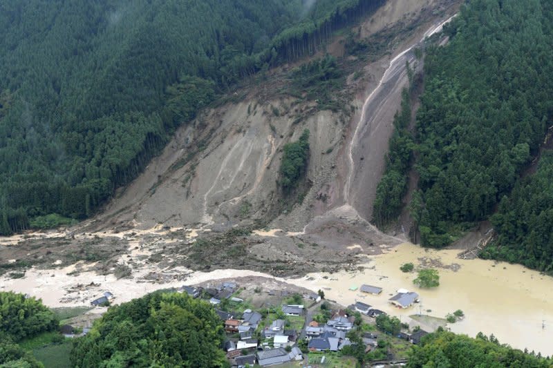 日本九州地區豪雨成災，許多民宅泡在水中（AP）