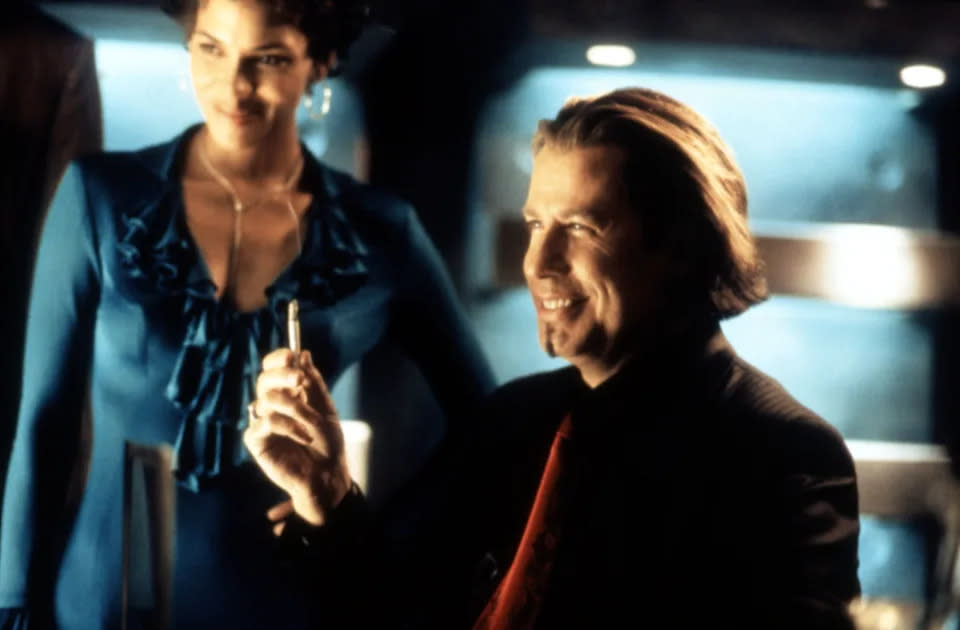 Berry und Travolta in dem Actionfilm Passwort: Swordfish von 2001. (Foto: Warner Brothers/mit freundlicher Genehmigung Everett Collection)