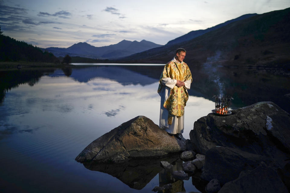 Image: Reverend Stuart Elliott Conducts Easter Service (Christopher Furlong / Getty Images)