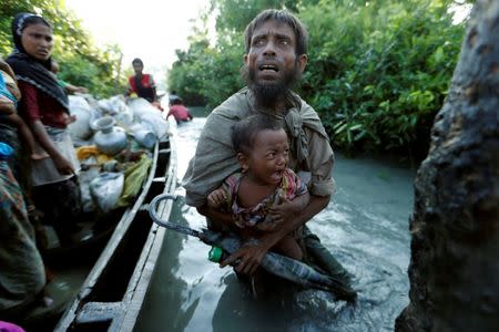 Rohingya refugees arrive to the Bangladeshi side of the Naf river after crossing the border from Myanmar, in Palang Khali, Bangladesh October 16, 2017. REUTERS/Jorge Silva