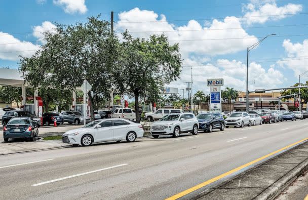 PHOTO: Drivers stand in line trying to get gas in Miami, Florida, on April 17, 2023. (Cristobal Herrera-Ulashkevich/EPA via Shutterstock)