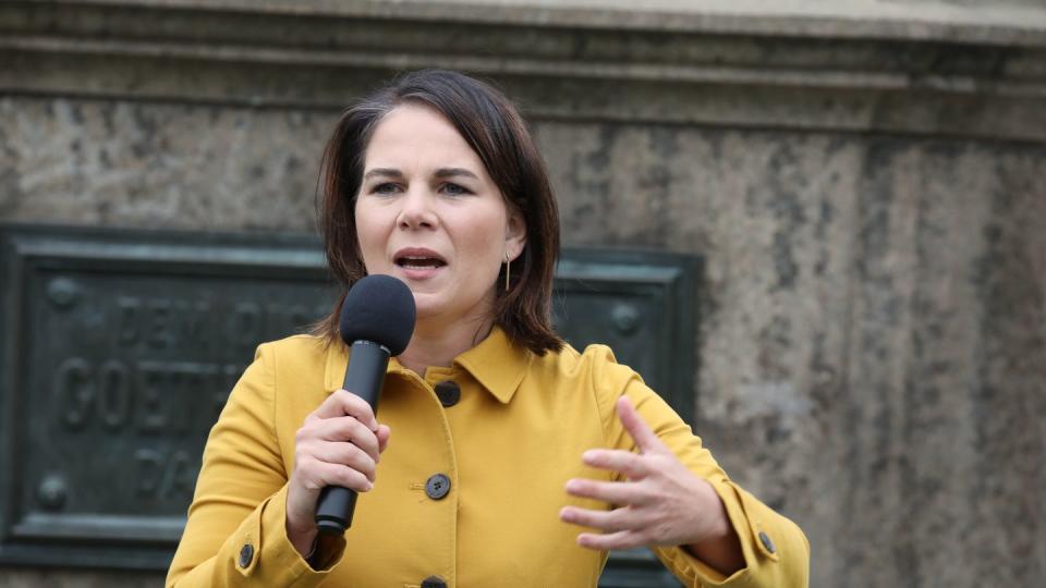 Annalena Baerbock, Kanzlerkandidatin und Bundesvorsitzende von Bündnis 90/Die Grünen, spricht beim Wahlkampf der Grünen in Thüringen auf dem Theaterplatz.