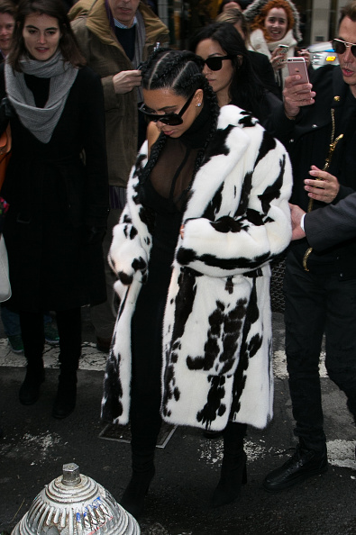 Kim lució lo que parece ser su uniforme post-parto con lo que podría ser un enterizo negro o leggings y top.